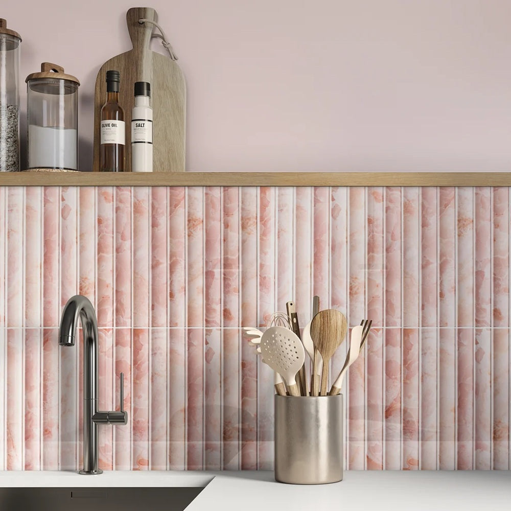 Crédence de cuisine en carrelage Wave Rosewood rose marbré, avec cannelures verticales derrière un évier