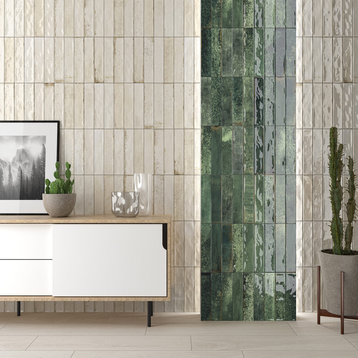 Carrelage effet zellige Asly Beige posé verticalement sur un mur, associé à une bande de carreaux verts.