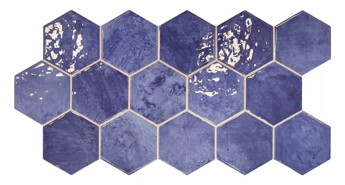 Assemblage d’hexagones Hex Zellige Azure de Realonda, effet zellige bleu nuancé à la surface brillante.