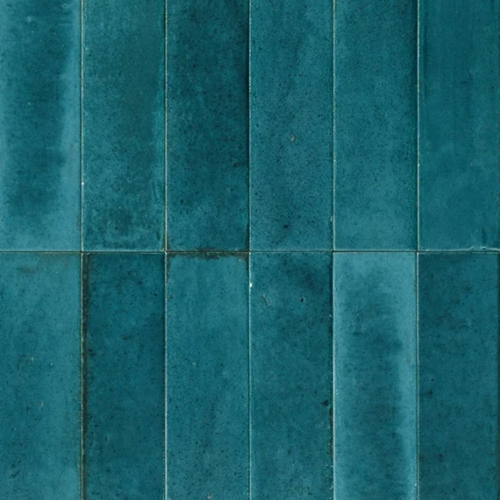 Carrelage Lume Ocean Lux Marazzi posé horizontalement, avec variations de bleu océan et reflets sur sa surface brillante