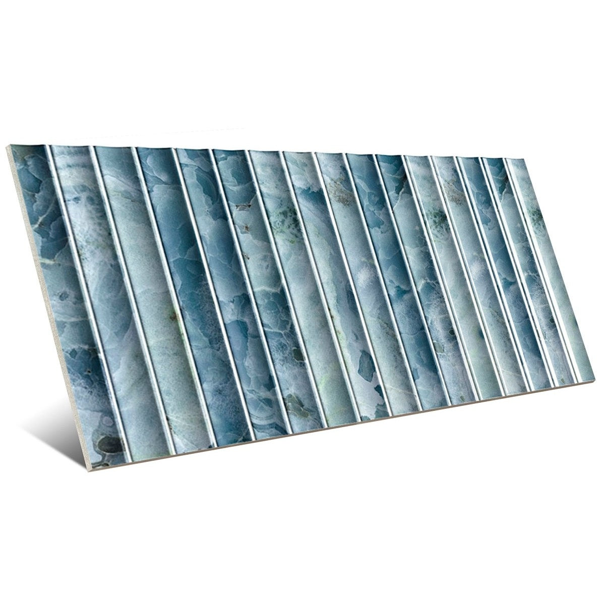 Carreau Wave Aqua de Mainzu présenté en perspective, avec relief cannelé et finition brillante bleu-vert marbrée.