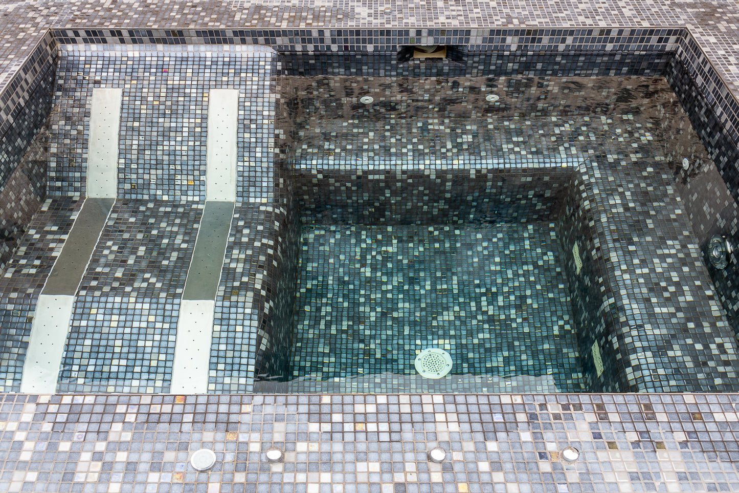 piscine-spa-jacuzzi-mosaique